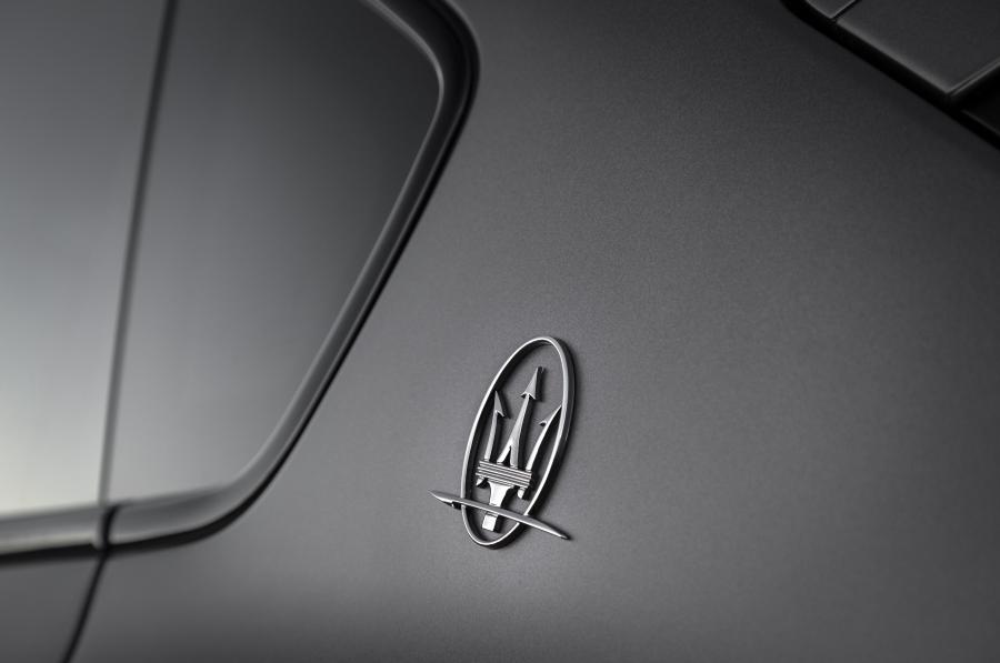 Логотип Maserati Levante GranSport Vulcano 2019 года  (фото 22 из 23)